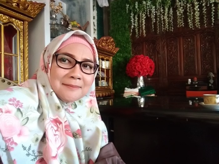 Sejak pemakaian HGH II pada Program Sijil Herbalis HPA ,saya selalu memakainya dengan menyemprotkan dari area dahi dan seluruh wajah tapi area seputar mata adalah prioritas. Maklum wanita seperti saya dgn usia 50 tahun, area ini akan selalu lebih dulu dikunjungi yang namanya keriput. Sekarang ini pemakaian HGH sudah sampai pada botol yang ketiga, dan hari ini saya bertemu klien saya untuk sesi bodytreatmen dan skin face treatment itu tidak henti-hentinya bertanya tentang rahasia perawatan saya, karena menurut klien saya dia sangat takjub wajah saya tidak ada kerutannya khususnya seputar mata dan menurutnya lagi wajah saya sangat kencang dan fresh. Saya hanya bisa senyum-senyum dan tak henti memuji Allah. Terima kasih Pak Haji ismail, ilmu guru sangat luar biasa sehingga produk luar biasa seperti HGH II ada ditengah-tengah kita.. -- Virna Khaeriyah Makassar